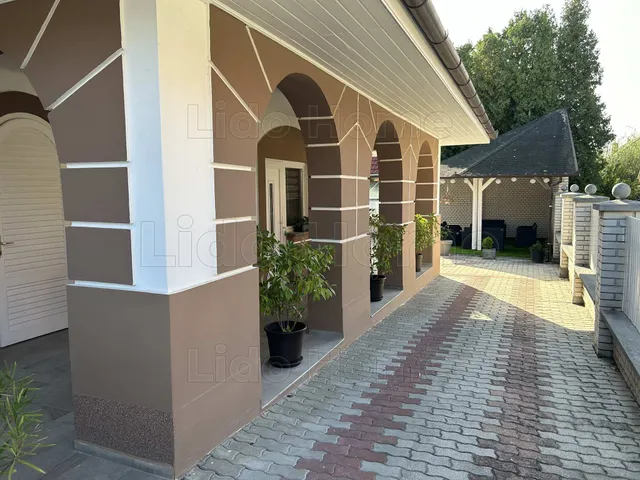 Eladó ház Balatonlelle 300 nm