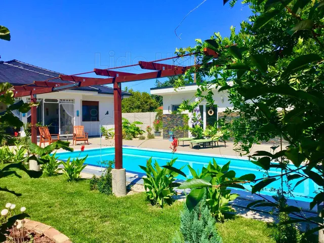 Eladó ház Balatonfenyves 202 nm