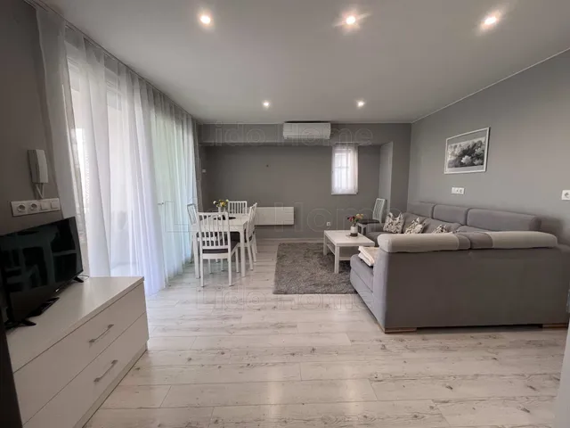 Eladó nyaraló Balatonfenyves 61 nm