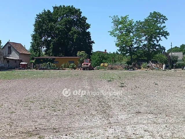 Eladó telek Dömsöd 7548 nm