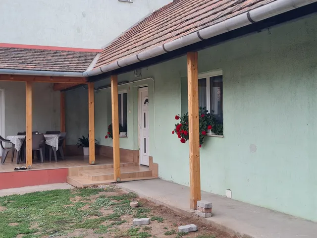 Eladó ház Gyúró 250 nm