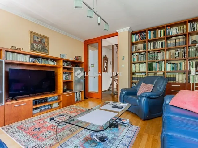 Eladó ház Budapest II. kerület, Máriaremete 210 nm