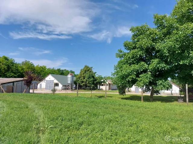 Eladó kereskedelmi és ipari ingatlan Dinnyés 1090 nm