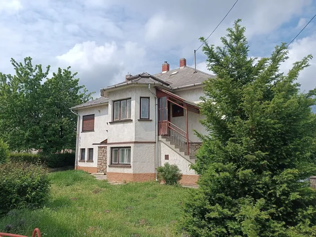 Eladó ház Ajka, Ajkarendek 180 nm