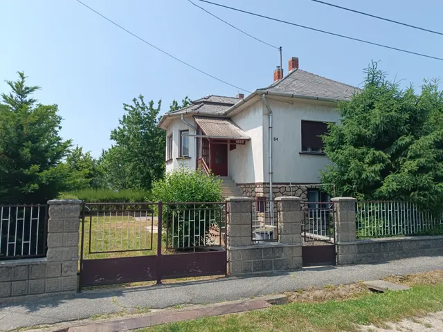 Eladó ház Ajka, Ajkarendek 180 nm