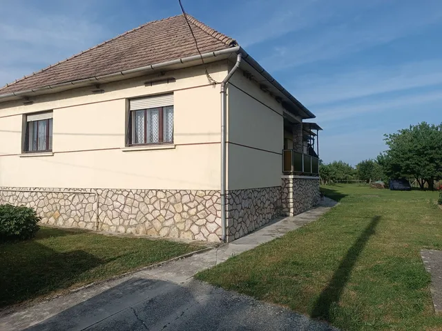 Eladó ház Oroszi 122 nm