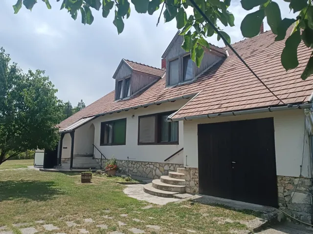 Eladó ház Nyirád 260 nm