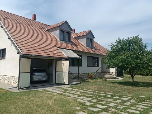 Eladó ház Nyirád 260 nm