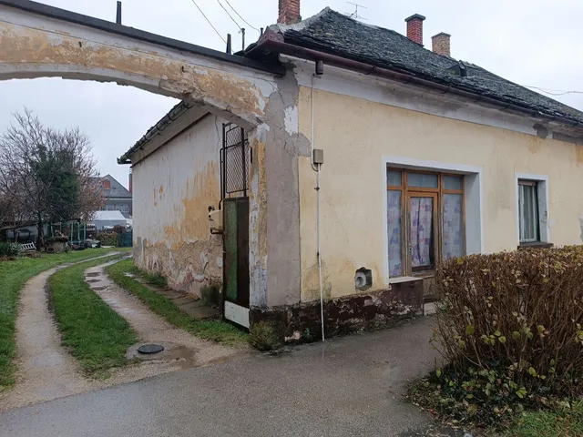 Eladó ház Devecser, Szabadság tér 65 nm