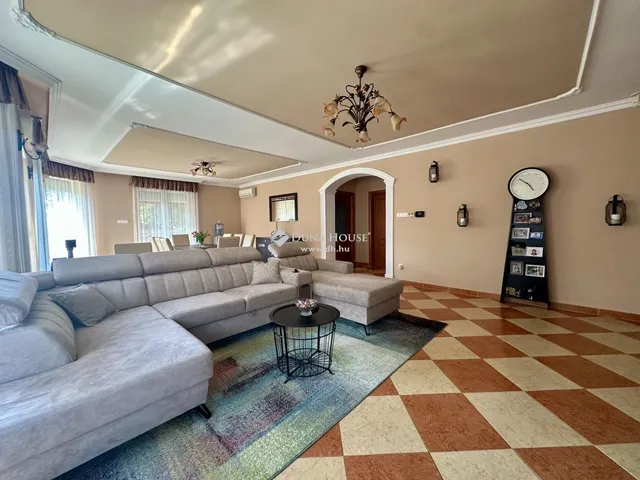 Eladó ház Nyíregyháza, Oros 210 nm