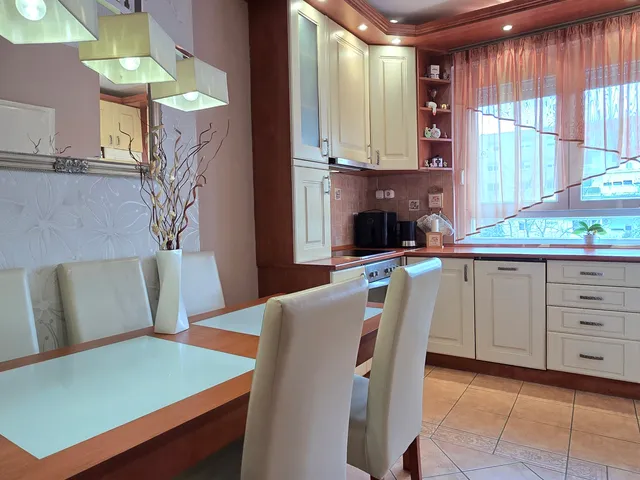 Eladó lakás Paks, Lakótelep 60 nm