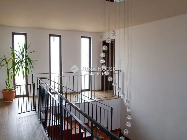 Eladó ház Pécel 270 nm