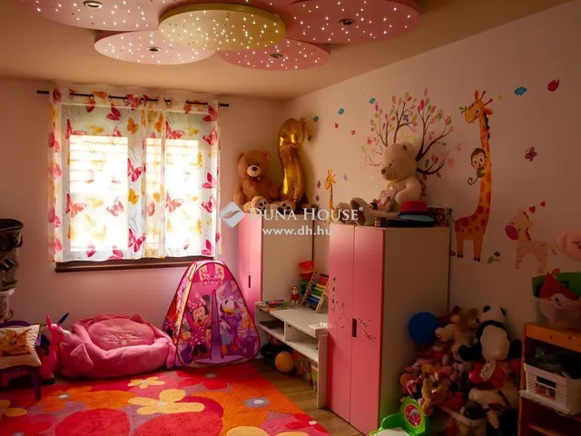 Eladó ház Pécel 270 nm