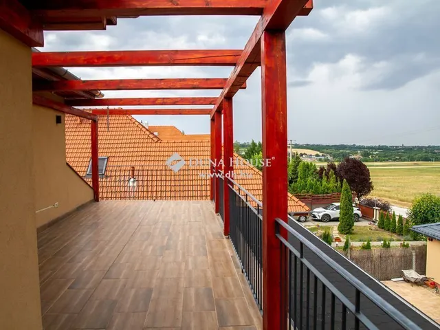 Eladó ház Pécel 270 nm