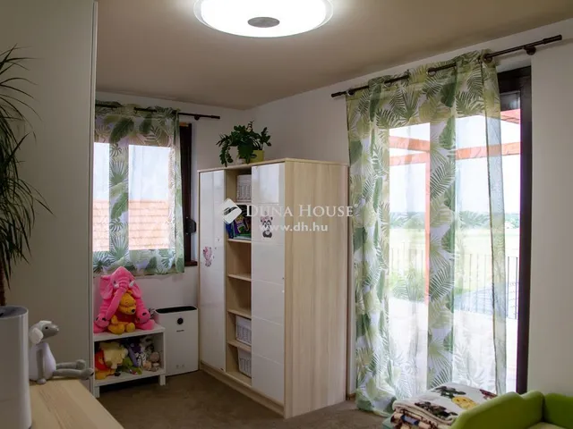 Eladó ház Pécel 270 nm