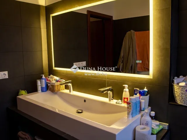 Eladó ház Pécel 270 nm