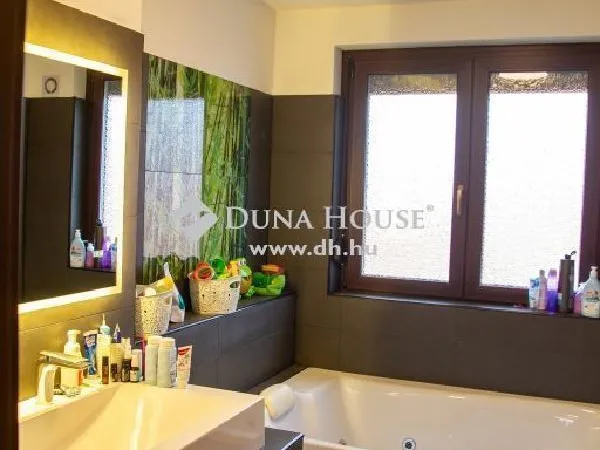 Eladó ház Pécel 270 nm