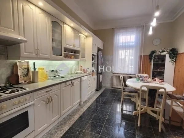 Eladó ház Vecsés 458 nm