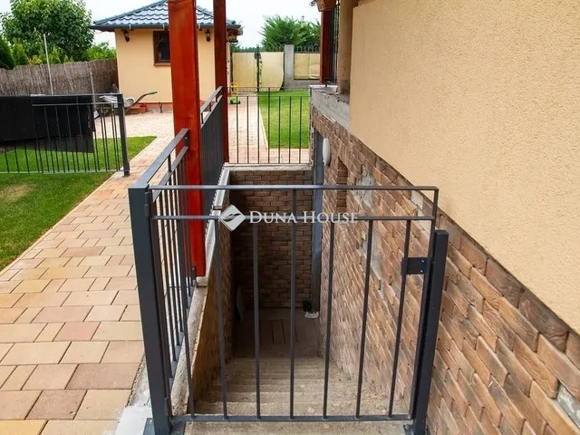 Eladó ház Pécel 270 nm