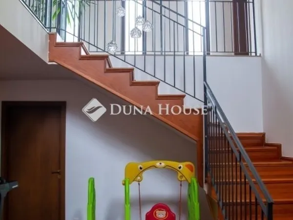 Eladó ház Pécel 270 nm