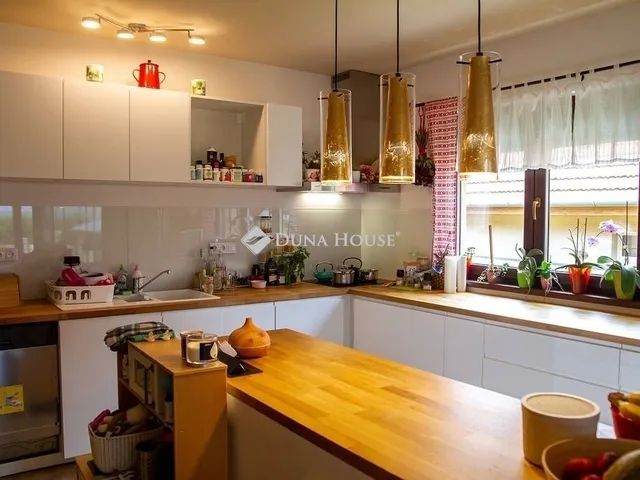 Eladó ház Pécel 270 nm