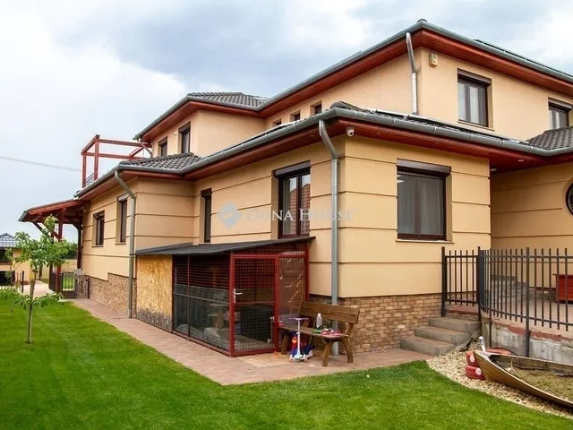 Eladó ház Pécel 270 nm