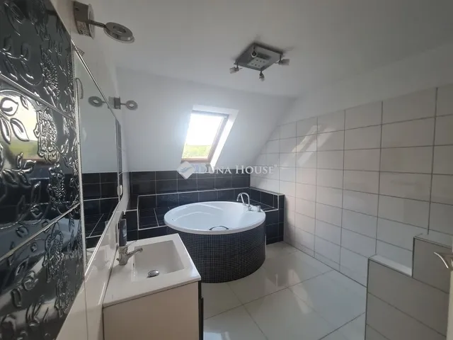 Eladó ház Kerepes 244 nm