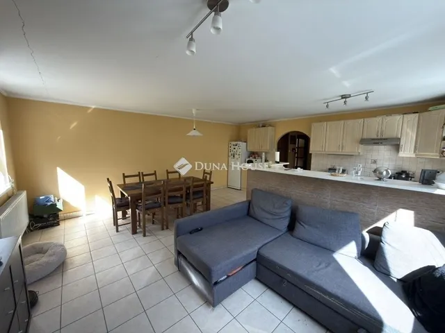 Eladó ház Dány 260 nm