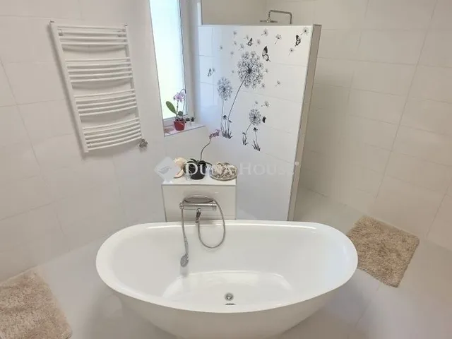 Eladó ház Nagytarcsa 325 nm