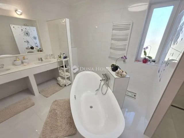 Eladó ház Nagytarcsa 325 nm