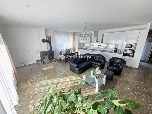 Eladó ház Nagytarcsa 325 nm