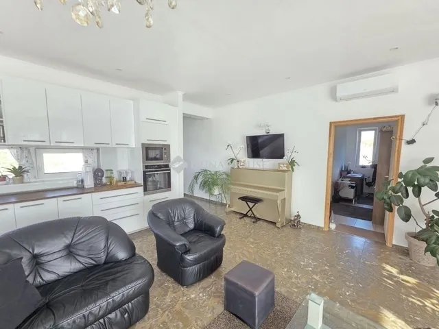 Eladó ház Nagytarcsa 325 nm