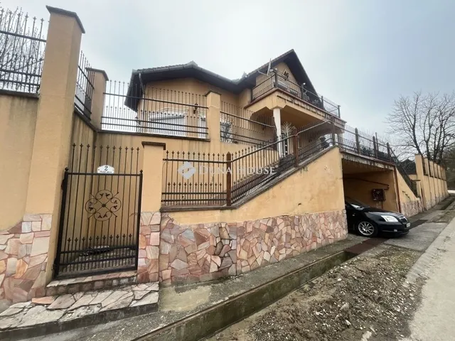 Eladó ház Úri 279 nm