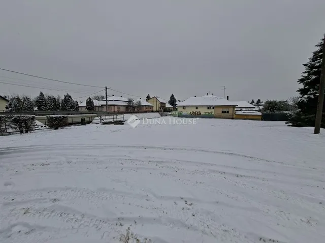 Eladó telek Dány 820 nm