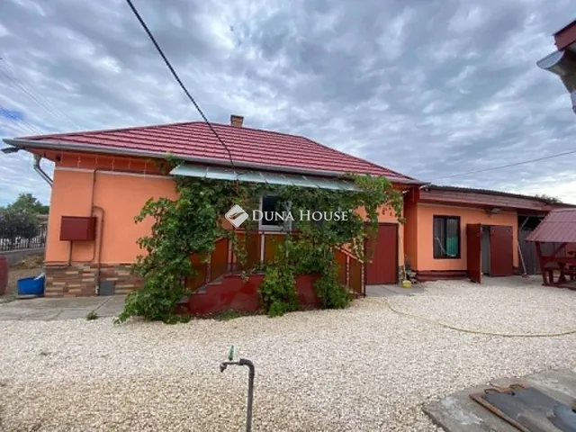 Eladó ház Dánszentmiklós 95 nm