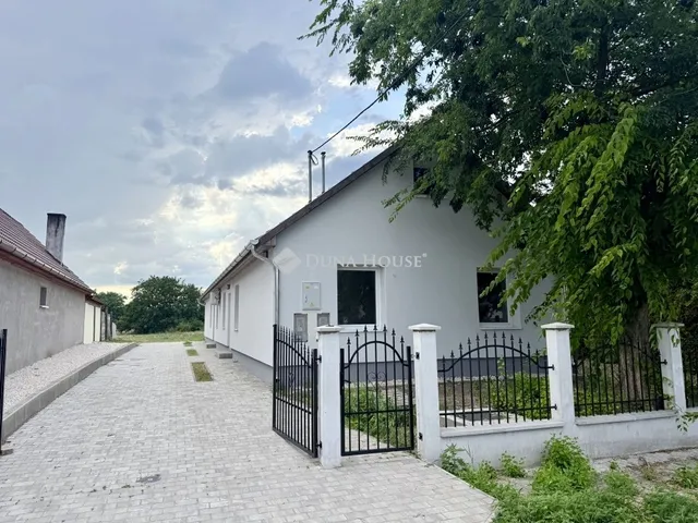 Eladó ház Szentlőrinckáta 160 nm