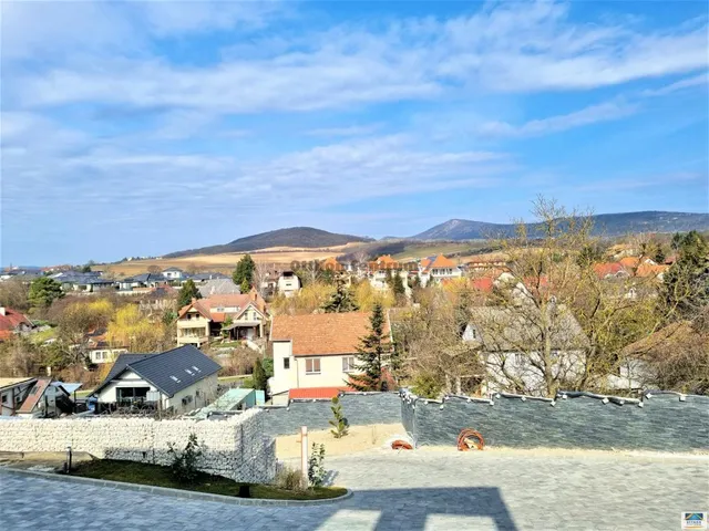 Eladó lakás Üröm 146 nm