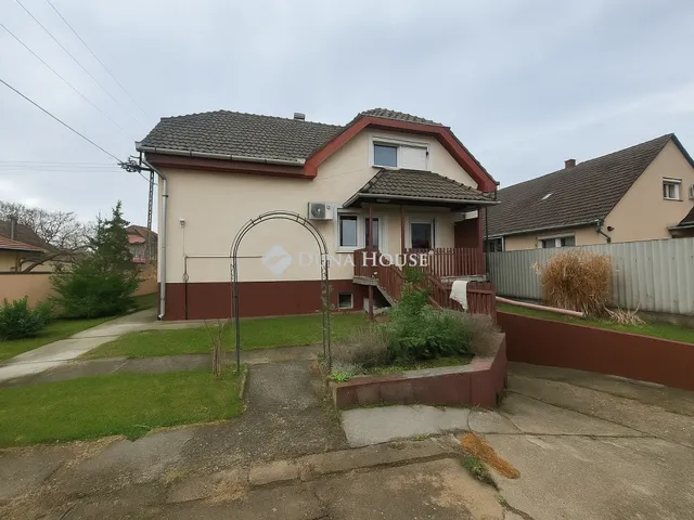 Eladó ház Tápiószecső 215 nm