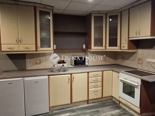 Kiadó kereskedelmi és ipari ingatlan Dunaújváros 277 nm