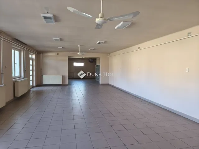 Eladó kereskedelmi és ipari ingatlan Szécsény 180 nm