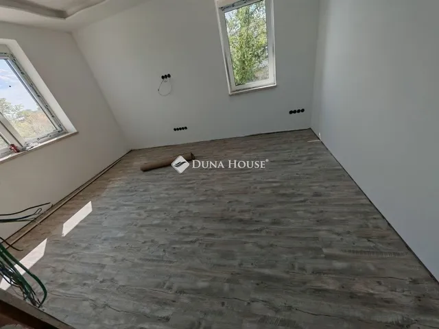 Eladó ház Szada 310 nm