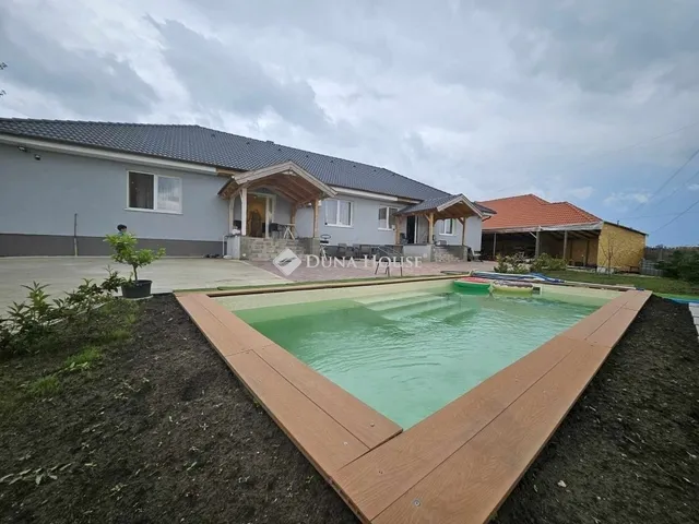 Eladó ház Szada 220 nm