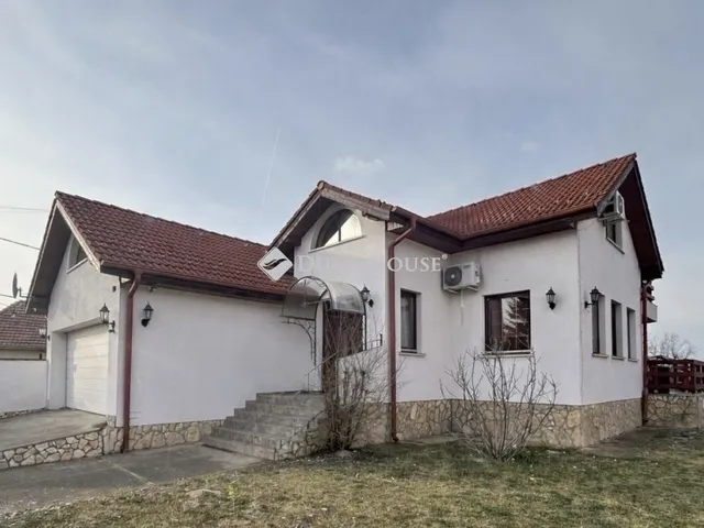 Eladó ház Kakucs 255 nm