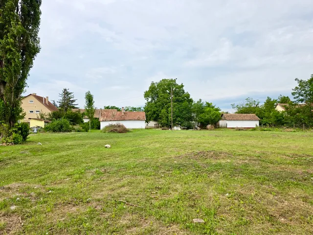 Eladó kereskedelmi és ipari ingatlan Hajdúszovát 241 nm