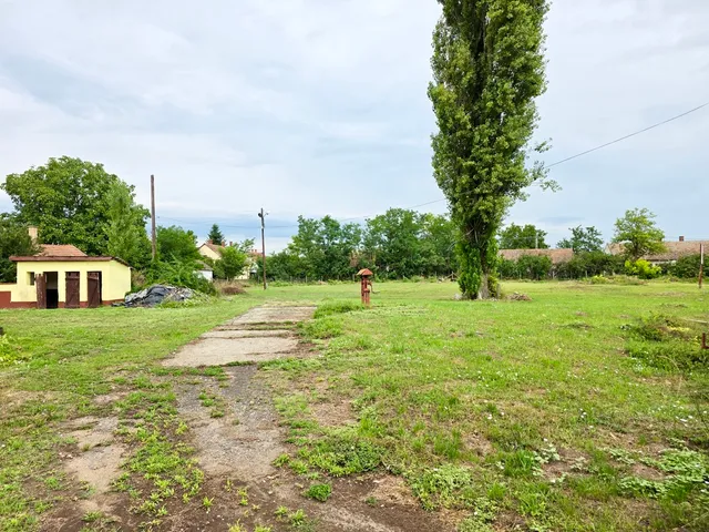 Eladó kereskedelmi és ipari ingatlan Hajdúszovát 241 nm