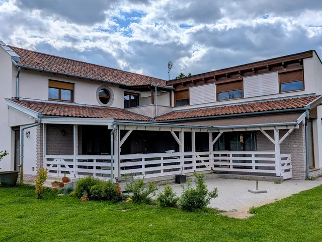 Eladó ház Kecskemét, Felsőcsalános 294 nm