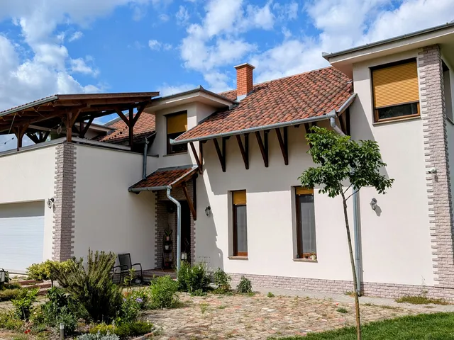 Eladó ház Kecskemét, Felsőcsalános 294 nm
