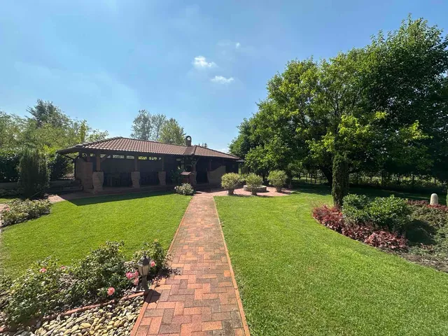 Eladó ház Kecskemét 270 nm