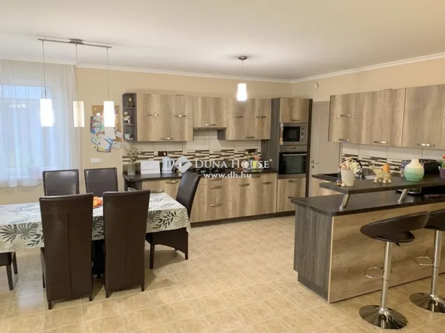 Eladó ház Nyíregyháza, Oros 200 nm