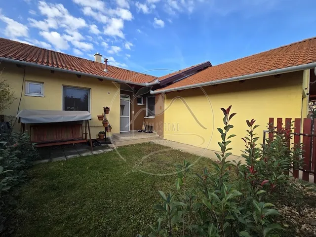 Eladó lakás Gyula, Újvári 77 nm